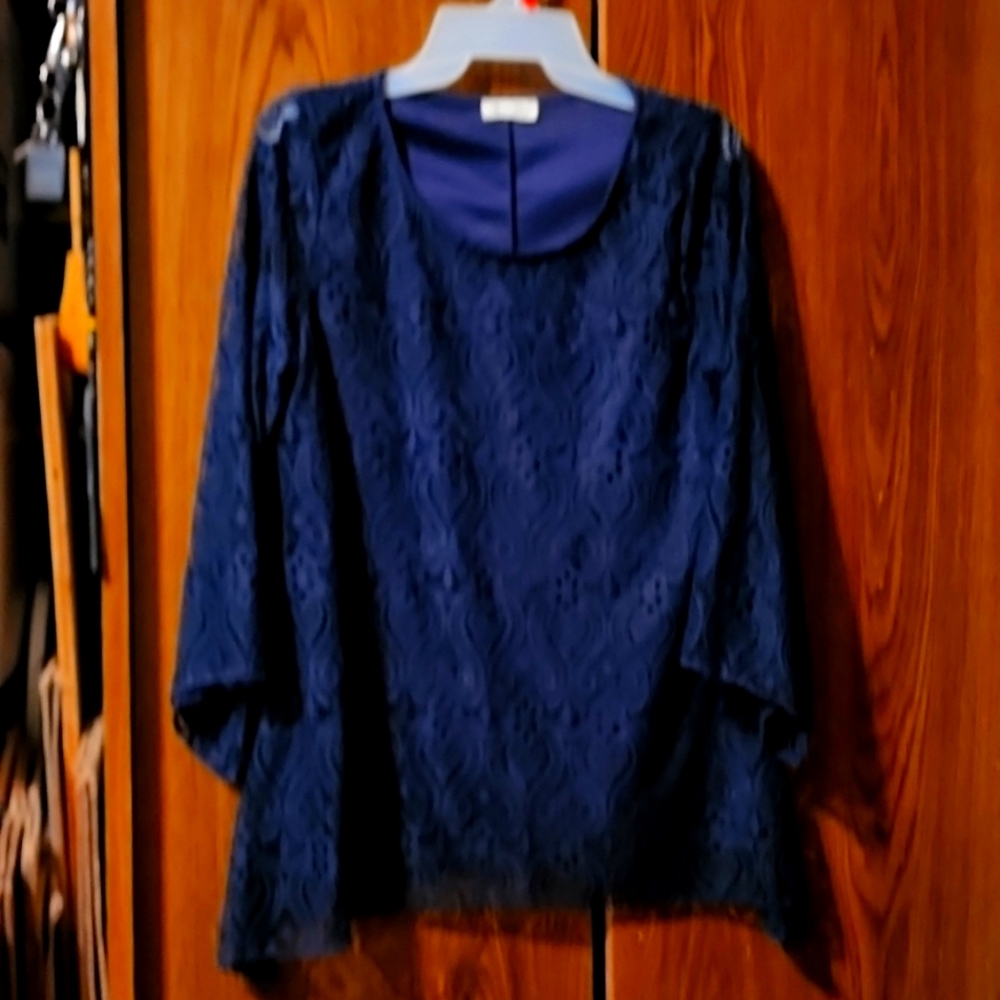 Lace blouse with liner